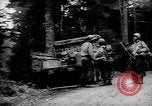 Image Des soldats américains chargent des camions Aix-la-Chapelle en Allemagne, 1944, de la seconde 44 séquences d'archives historiques vidéo 65675044562