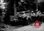 Image Des soldats américains chargent des camions Aix-la-Chapelle en Allemagne, 1944, de la seconde 50 séquences d'archives historiques vidéo 65675044562