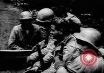 Image Des soldats américains chargent des camions Aix-la-Chapelle en Allemagne, 1944, de la seconde 60 séquences d'archives historiques vidéo 65675044562