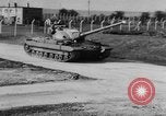 Standbild British Tank Vereinigtes Königreich, 1954, aus Sekunde 15 historischem Filmmaterial Videoclip 65675044576