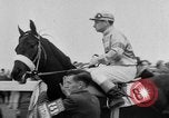 Standbild Keith Lester Piggott Epsom-downs-England, 1954, aus Sekunde 27 historischem Filmmaterial Videoclip 65675044588