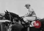 Standbild Keith Lester Piggott Epsom-downs-England, 1954, aus Sekunde 28 historischem Filmmaterial Videoclip 65675044588