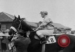Standbild Keith Lester Piggott Epsom-downs-England, 1954, aus Sekunde 29 historischem Filmmaterial Videoclip 65675044588