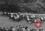 Standbild Keith Lester Piggott Epsom-downs-England, 1954, aus Sekunde 42 historischem Filmmaterial Videoclip 65675044588