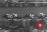 Standbild Keith Lester Piggott Epsom-downs-England, 1954, aus Sekunde 52 historischem Filmmaterial Videoclip 65675044588