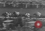 Standbild Keith Lester Piggott Epsom-downs-England, 1954, aus Sekunde 57 historischem Filmmaterial Videoclip 65675044588