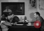 Immagine di La voce dell'America Parigi Francia, 1950, secondo 33 filmato di repertorio 65675044608