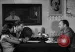 Immagine di La voce dell'America Parigi Francia, 1950, secondo 35 filmato di repertorio 65675044608