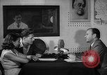 Immagine di La voce dell'America Parigi Francia, 1950, secondo 40 filmato di repertorio 65675044608