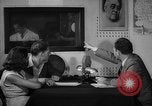 Immagine di La voce dell'America Parigi Francia, 1950, secondo 49 filmato di repertorio 65675044608