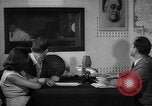 Immagine di La voce dell'America Parigi Francia, 1950, secondo 50 filmato di repertorio 65675044608