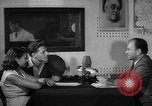 Immagine di La voce dell'America Parigi Francia, 1950, secondo 57 filmato di repertorio 65675044608