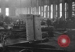 Immagine di Fabbricazione di canne Bethlehem Pennsylvania USA, 1918, secondo 17 filmato di repertorio 65675044661