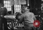 Image Fabrication de gros obus d'artillerie Bethlehem Pennsylvania USA, 1918, de la seconde 44 séquences d'archives historiques vidéo 65675044662