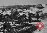 Standbild britische Soldaten Flandern Westeuropa, 1917, aus Sekunde 18 historischem Filmmaterial Videoclip 65675044672