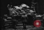 Standbild Quaker Freunde Relief Committee senden Nahrungsmittelhilfe an Russland London England Vereinigtes Königreich, 1917, aus Sekunde 28 historischem Filmmaterial Videoclip 65675044677