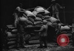 Standbild Quaker Freunde Relief Committee senden Nahrungsmittelhilfe an Russland London England Vereinigtes Königreich, 1917, aus Sekunde 29 historischem Filmmaterial Videoclip 65675044677