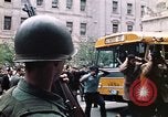 Immagine di I prigionieri di Baltimora Riot entrano nel tribunale Baltimore Maryland USA, 1968, secondo 30 filmato di repertorio 65675044688