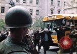 Immagine di I prigionieri di Baltimora Riot entrano nel tribunale Baltimore Maryland USA, 1968, secondo 34 filmato di repertorio 65675044688