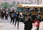 Immagine di I prigionieri di Baltimora Riot entrano nel tribunale Baltimore Maryland USA, 1968, secondo 43 filmato di repertorio 65675044688