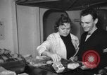 Standbild Weiber United States USA, 1956, aus Sekunde 29 historischem Filmmaterial Videoclip 65675044716