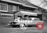Standbild 1956 Chrysler Plymouth Plainsman Kombi Auto von Ghia Chicago Illinois USA, 1956, aus Sekunde 3 historischem Filmmaterial Videoclip 65675044718