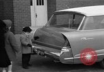 Standbild 1956 Chrysler Plymouth Plainsman Kombi Auto von Ghia Chicago Illinois USA, 1956, aus Sekunde 10 historischem Filmmaterial Videoclip 65675044718