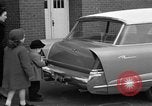 Standbild 1956 Chrysler Plymouth Plainsman Kombi Auto von Ghia Chicago Illinois USA, 1956, aus Sekunde 11 historischem Filmmaterial Videoclip 65675044718
