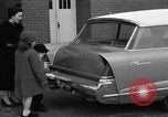 Standbild 1956 Chrysler Plymouth Plainsman Kombi Auto von Ghia Chicago Illinois USA, 1956, aus Sekunde 12 historischem Filmmaterial Videoclip 65675044718