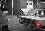 Standbild 1956 Chrysler Plymouth Plainsman Kombi Auto von Ghia Chicago Illinois USA, 1956, aus Sekunde 25 historischem Filmmaterial Videoclip 65675044718
