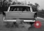 Standbild 1956 Chrysler Plymouth Plainsman Kombi Auto von Ghia Chicago Illinois USA, 1956, aus Sekunde 57 historischem Filmmaterial Videoclip 65675044718