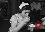 Immagine di Il sovrappeso gioventù in America New York City USA, 1955, secondo 16 filmato di repertorio 65675044722