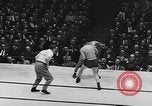 Immagine di Golden orientale divisione guanti New York City USA, 1955, secondo 25 filmato di repertorio 65675044725
