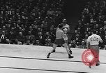 Immagine di Golden orientale divisione guanti New York City USA, 1955, secondo 27 filmato di repertorio 65675044725