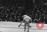 Immagine di Golden orientale divisione guanti New York City USA, 1955, secondo 29 filmato di repertorio 65675044725