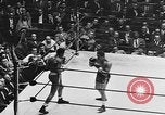 Immagine di Golden orientale divisione guanti New York City USA, 1955, secondo 36 filmato di repertorio 65675044725