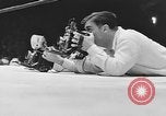 Immagine di Golden orientale divisione guanti New York City USA, 1955, secondo 52 filmato di repertorio 65675044725