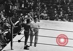 Immagine di Golden orientale divisione guanti New York City USA, 1955, secondo 54 filmato di repertorio 65675044725