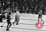 Immagine di Golden orientale divisione guanti New York City USA, 1955, secondo 55 filmato di repertorio 65675044725