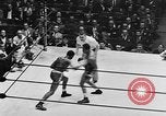 Immagine di Golden orientale divisione guanti New York City USA, 1955, secondo 56 filmato di repertorio 65675044725