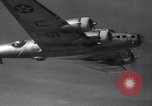 Standbild B-17-Bomber der Vereinigten Staaten California United States USA, 1940, aus Sekunde 24 historischem Filmmaterial Videoclip 65675044737