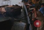 Image la réparation de dommages dus à une collision Naples Italie, 1965, de la seconde 32 séquences d'archives historiques vidéo 65675044751