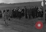 Standbild 99 Infanterie Division Wetzlar Deutschland, 1945, aus Sekunde 17 historischem Filmmaterial Videoclip 65675044755