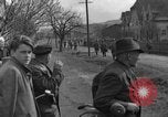 Standbild 99 Infanterie Division Wetzlar Deutschland, 1945, aus Sekunde 23 historischem Filmmaterial Videoclip 65675044755