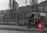 Standbild 99 Infanterie Division Wetzlar Deutschland, 1945, aus Sekunde 47 historischem Filmmaterial Videoclip 65675044755
