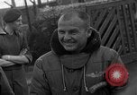 Image des prisonniers de guerre alliés Wetzlar Allemagne, 1945, de la seconde 14 séquences d'archives historiques vidéo 65675044757