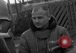 Image des prisonniers de guerre alliés Wetzlar Allemagne, 1945, de la seconde 16 séquences d'archives historiques vidéo 65675044757