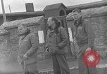 Image des prisonniers de guerre alliés Wetzlar Allemagne, 1945, de la seconde 23 séquences d'archives historiques vidéo 65675044757