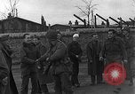 Immagine di Allied i prigionieri di guerra Wetzlar Germania, 1945, secondo 52 filmato di repertorio 65675044758