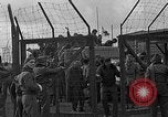 Immagine di Allied i prigionieri di guerra Wetzlar Germania, 1945, secondo 8 filmato di repertorio 65675044759